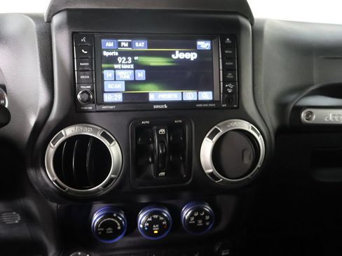 Used 2016 Jeep Wrangler Unlimited Sahara w/ Connectivity Group AWD/4WD image 34