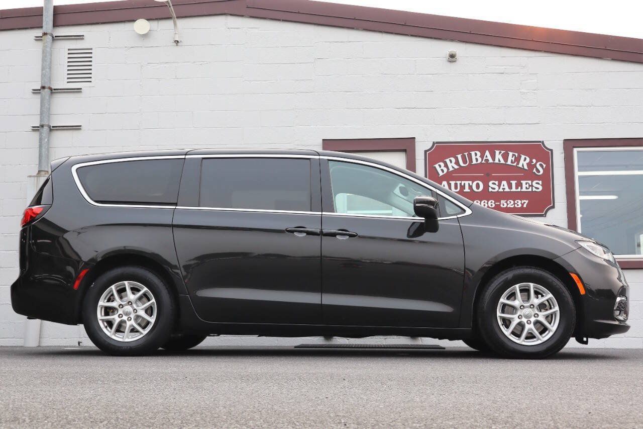 Used 2023 Chrysler Pacifica Touring-L FWD image 7