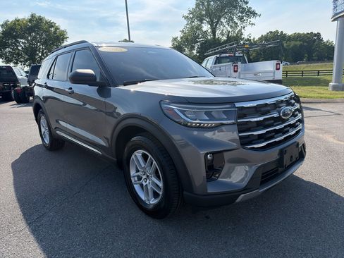 Used 2025 Ford Explorer Active w/ Active Comfort Package RWD image 3