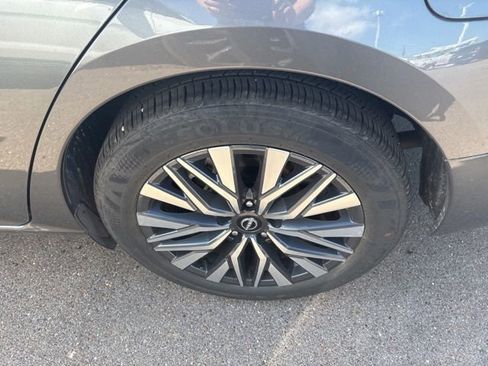 Used 2025 Nissan Altima 2.5 SV image 11