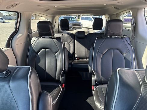 Used 2023 Chrysler Pacifica Limited FWD image 15
