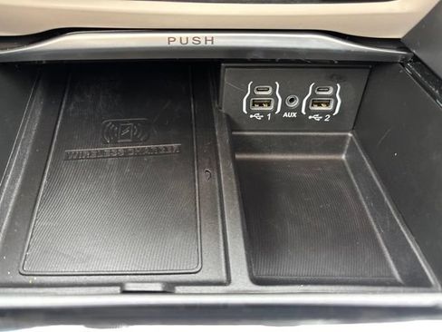 Used 2023 Chrysler Pacifica Limited w/ Uconnect Theater Family Group FWD image 24