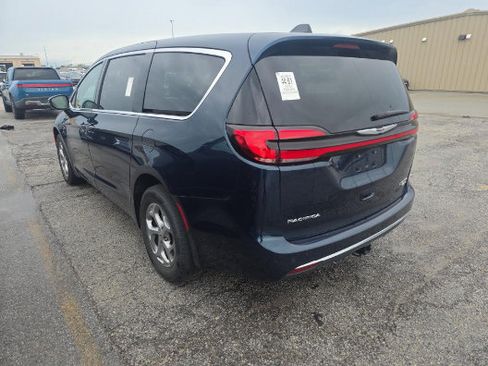 Used 2024 Chrysler Pacifica Limited w/ Trailer Tow Group AWD/4WD image 4
