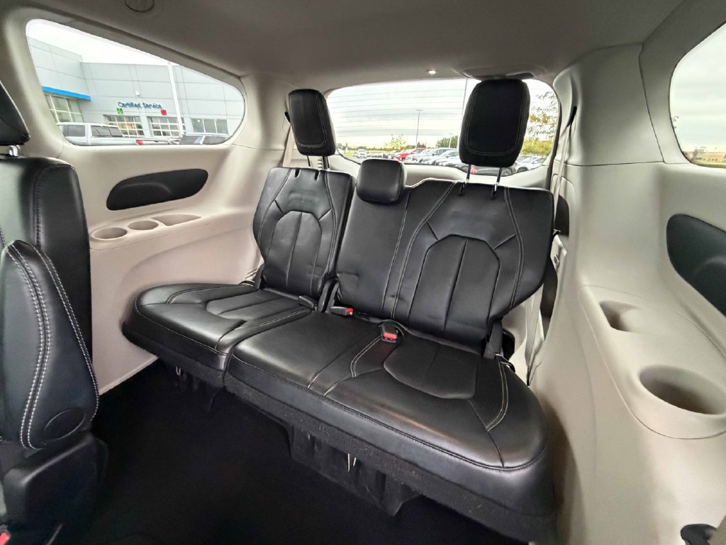 Used 2024 Chrysler Pacifica Touring-L FWD image 21