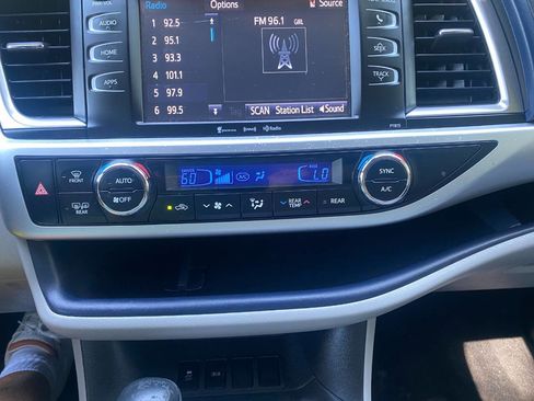 Used 2019 Toyota Highlander Plus FWD image 32