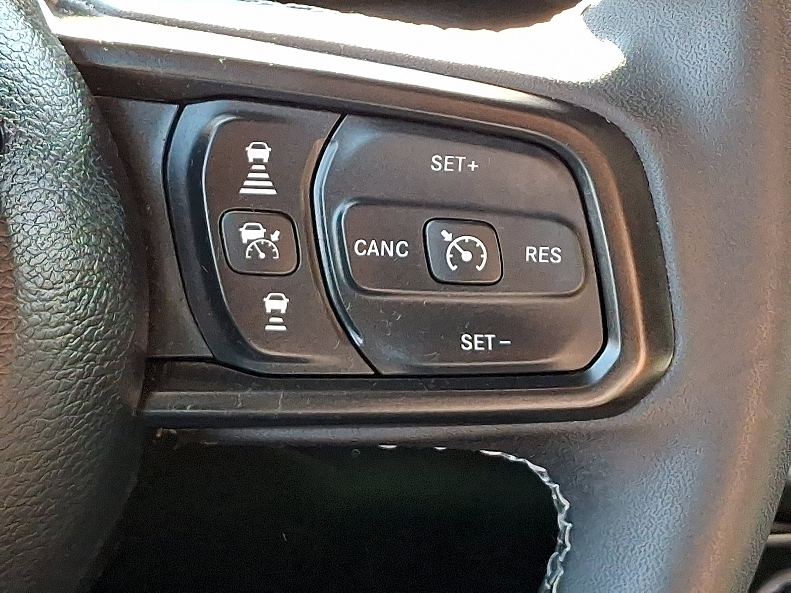 Used 2025 Jeep Gladiator Mojave AWD/4WD image 22