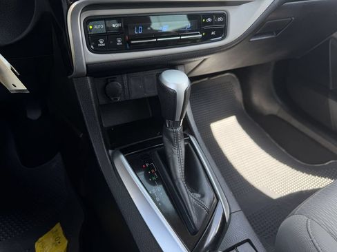 Used 2018 Toyota Corolla LE FWD image 19