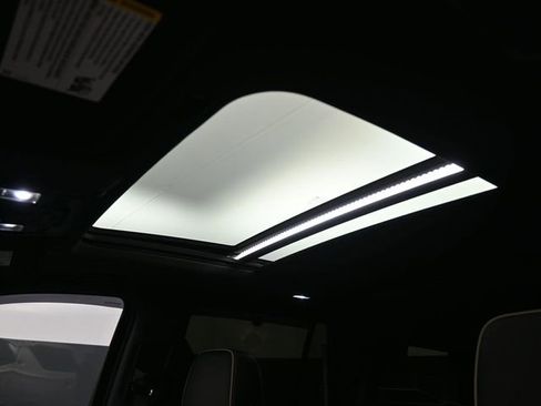 Used 2022 GMC Yukon SLT w/ SLT Premium Package image 2