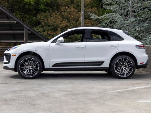 Certified 2026 Porsche Macan AWD/4WD image 2