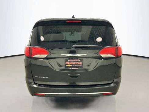 Used 2017 Chrysler Pacifica Touring-L FWD image 7