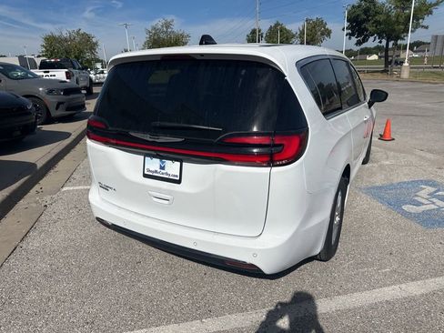 New 2026 Chrysler Pacifica Select image 27