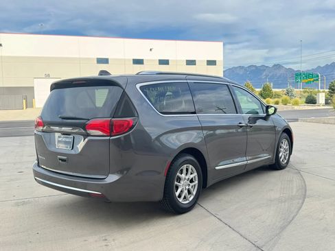 Used 2020 Chrysler Pacifica Touring-L FWD image 5