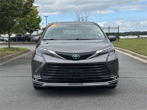 Used 2024 Toyota Sienna XLE image 2