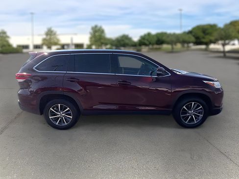 Used 2019 Toyota Highlander SE image 9
