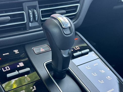 Certified 2025 Porsche Macan AWD/4WD image 24