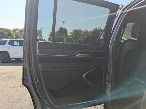 Used 2022 Jeep Wagoneer Series III w/ Rear Seat Video Group 1 AWD/4WD image 24
