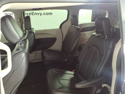 Used 2023 Chrysler Pacifica Touring-L FWD image 9