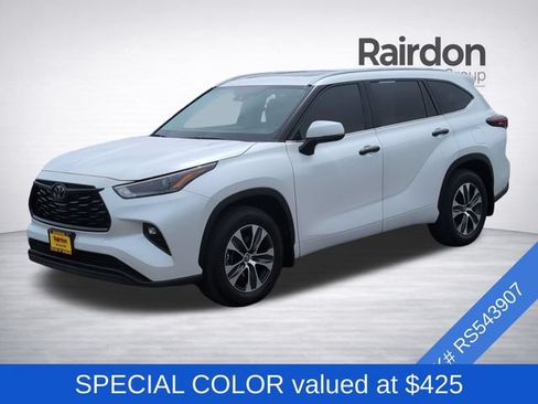 Used 2024 Toyota Highlander XLE AWD/4WD image 3