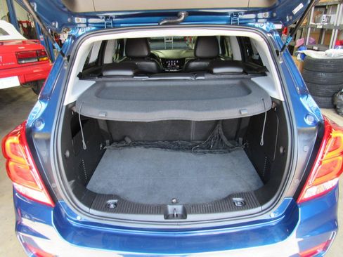 Used 2020 Chevrolet Trax LT w/ LT Convenience Package AWD/4WD image 29