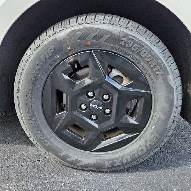 Used 2025 Kia Carnival FWD image 37