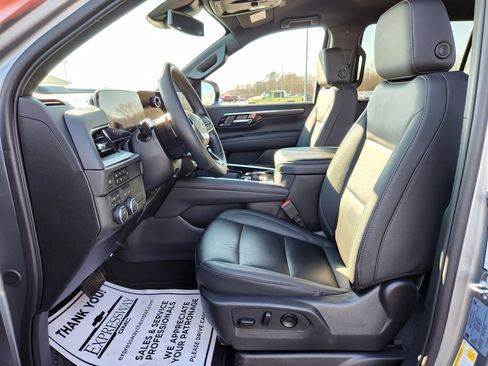 Used 2025 Chevrolet Suburban Z71 image 12