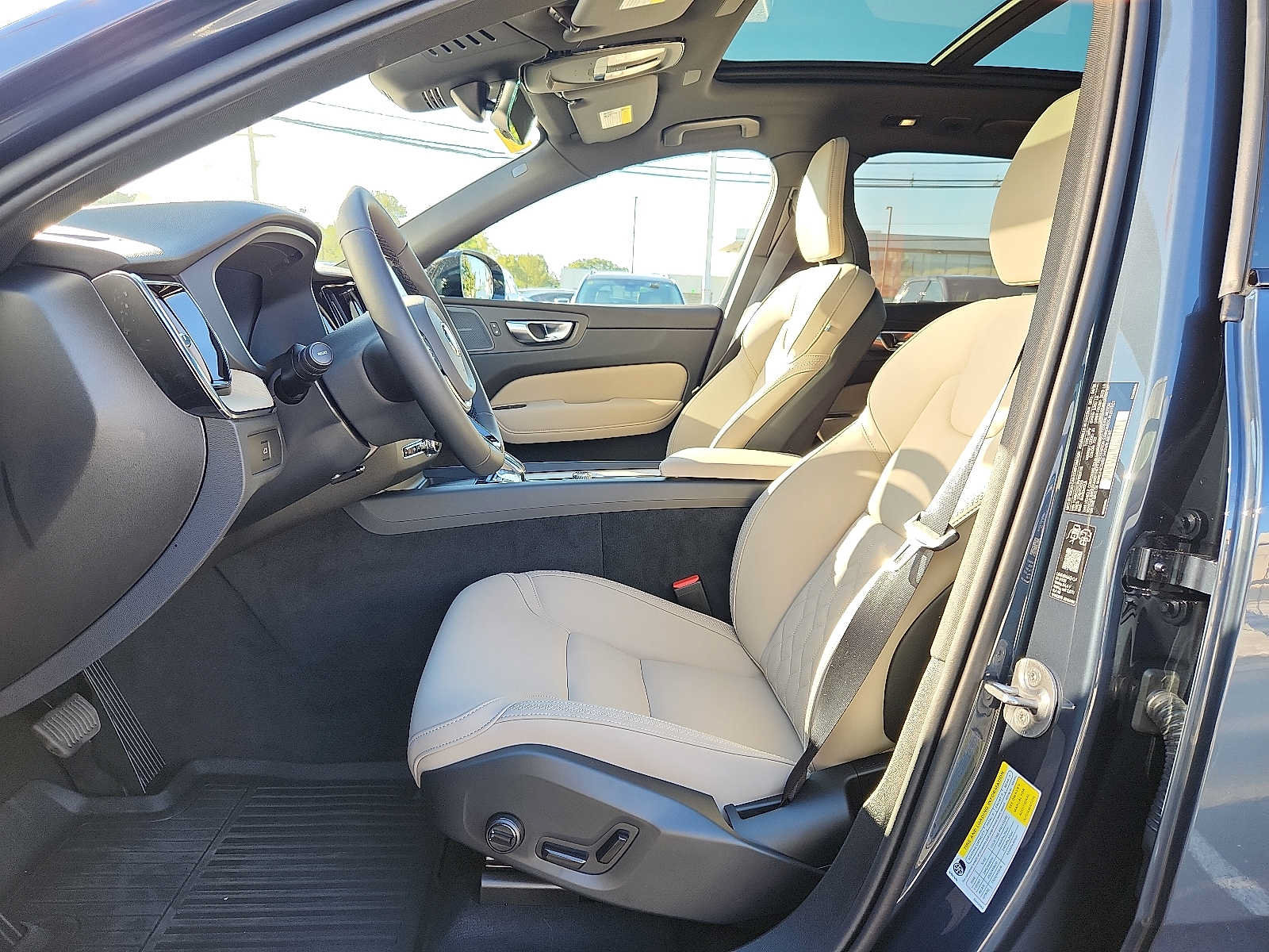 Used 2027 Volvo XC60 B5 Plus AWD/4WD image 13