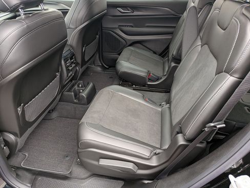 Used 2025 Jeep Grand Cherokee L Altitude image 27