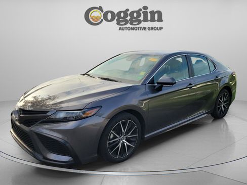 Used 2023 Toyota Camry SE FWD image 1
