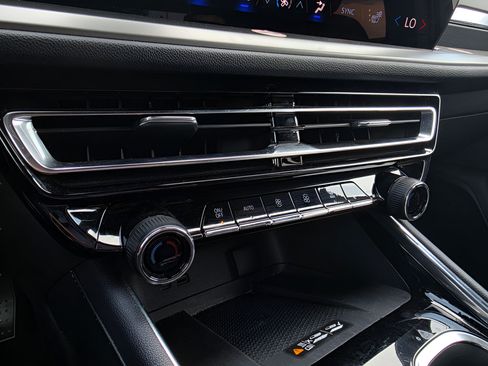 Used 2025 Chevrolet Traverse LT FWD image 27
