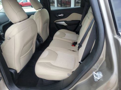 Used 2018 Jeep Cherokee Latitude AWD/4WD image 12
