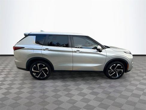 Used 2022 Mitsubishi Outlander SE image 9