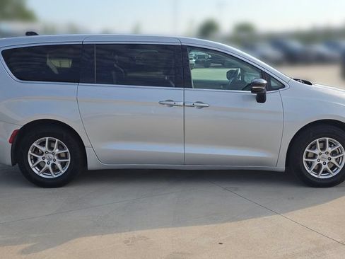 Certified 2024 Chrysler Pacifica Touring-L FWD image 7