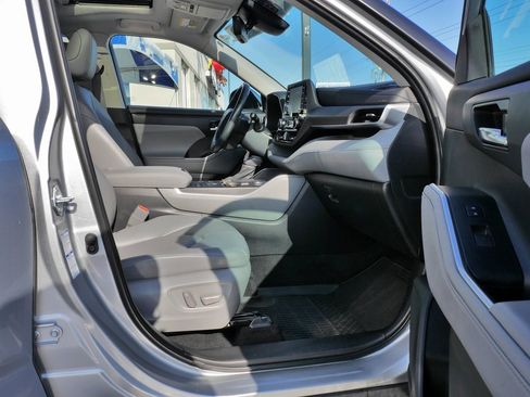 Used 2022 Toyota Highlander XLE image 11
