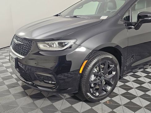 New 2026 Chrysler Pacifica Limited w/ Uconnect Theater Family Group image 10