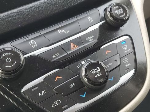 Used 2020 Chrysler Pacifica Touring-L image 20