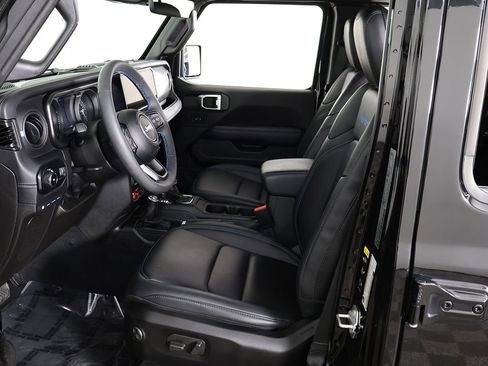 Used 2024 Jeep Wrangler Unlimited Rubicon 4xe AWD/4WD image 28