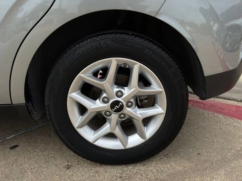 Used 2025 Kia Soul LX w/ LX Technology Package FWD image 9