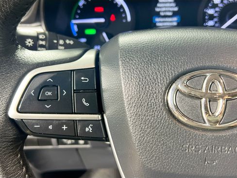 Used 2023 Toyota Sienna XLE image 18