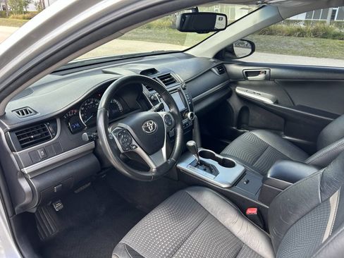 Used 2014 Toyota Camry SE w/ Moonroof Package image 18