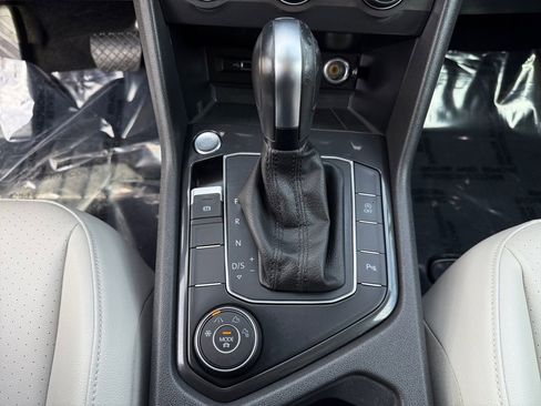 Used 2020 Volkswagen Tiguan SEL AWD/4WD image 19
