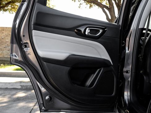 Used 2022 Jeep Compass Limited image 57