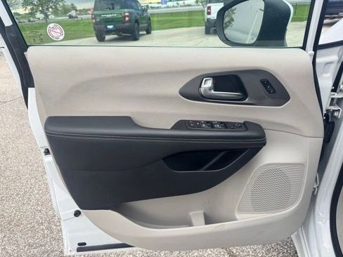 Used 2023 Chrysler Pacifica Touring-L FWD image 12