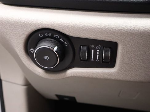 Used 2022 Chrysler Pacifica Touring-L FWD image 27