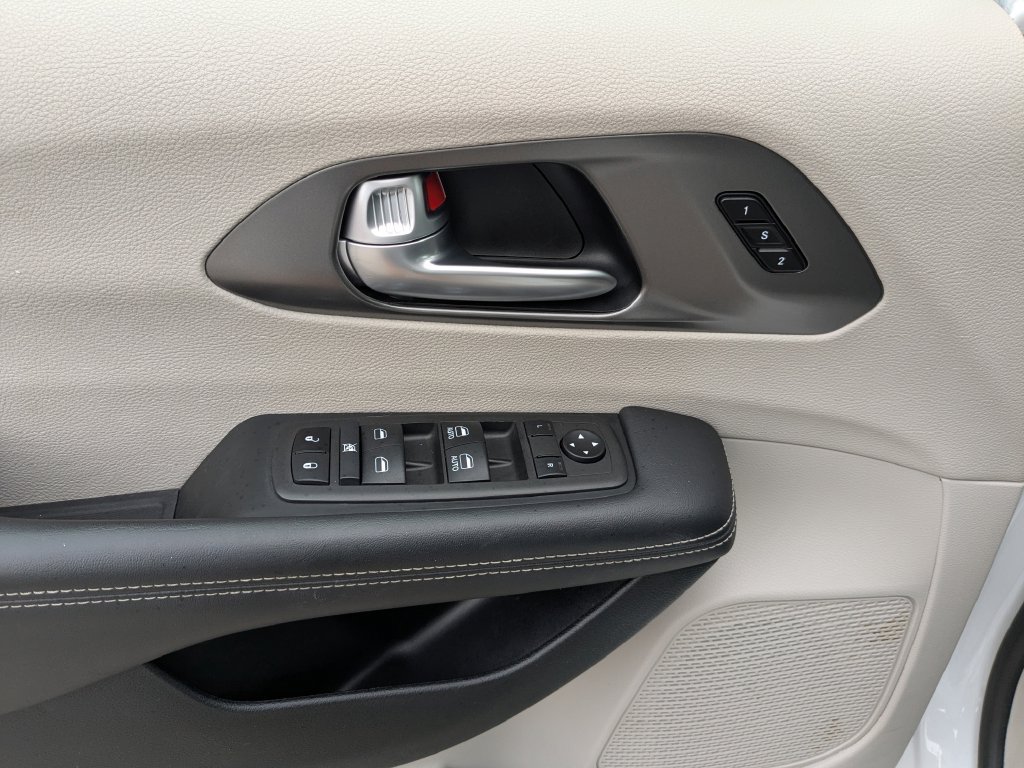 Used 2024 Chrysler Pacifica Touring-L FWD image 22