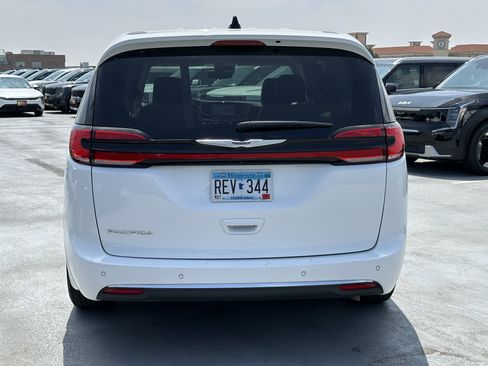 Used 2024 Chrysler Pacifica Touring-L FWD image 6