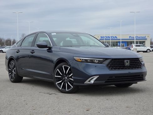 Used 2023 Honda Accord Touring image 2