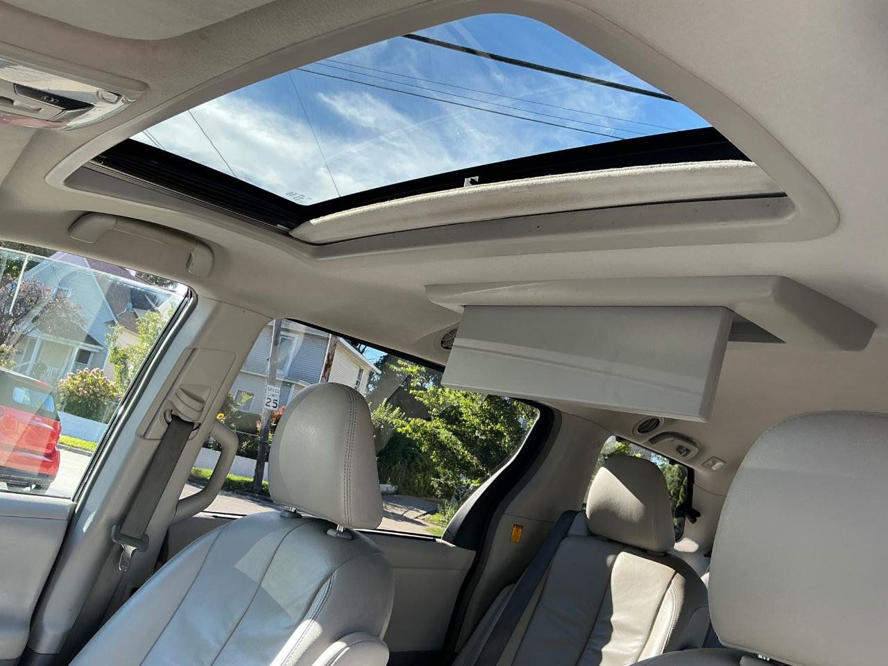 Used 2012 Toyota Sienna AWD image 23