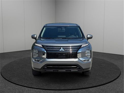 Used 2023 Mitsubishi Outlander SE image 3
