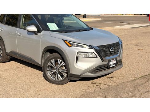 Used 2023 Nissan Rogue SV image 2