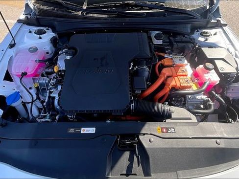 New 2025 Hyundai Elantra SEL image 11